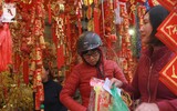 Hàng Mã rực đỏ ngày giáp Tết